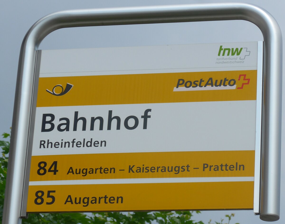 (195'144) - PostAuto-Haltestellenschild - Rheinfelden, Bahnhof - am 23. Juli 2018