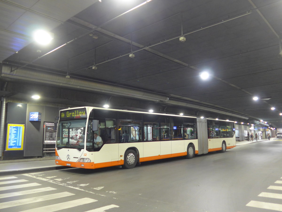 (195'329) - BSU Solothurn - Nr. 32/FR 300'667 - Mercedes (ex RBS Worblaufen Nr. 77) am 31. Juli 2018 in Fribourg, Busbahnhof (Einsatz Intertours)