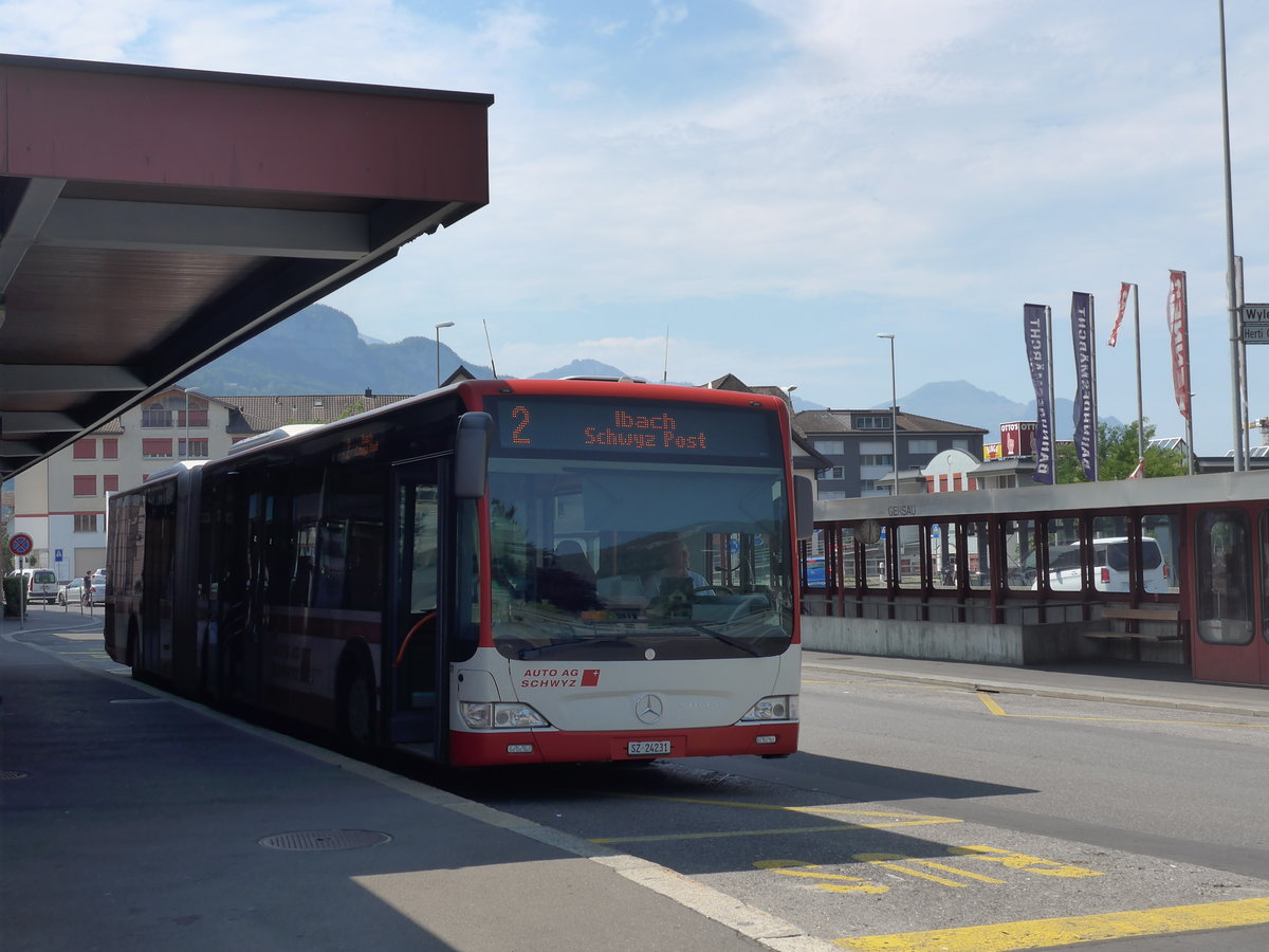 (195'429) - AAGS Schwyz - Nr. 31/SZ 24'231 - Mercedes am 1. August 2018 beim Bahnhof Brunnen