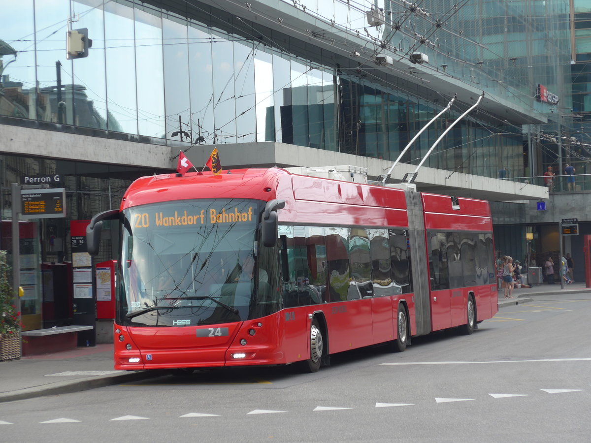 (195'463) - Bernmobil, Bern - Nr. 24 - Hess/Hess Gelenktrolleybus am 1. August 2018 beim Bahnhof Bern