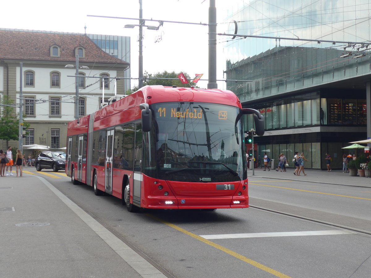 (195'465) - Bernmobil, Bern - Nr. 31 - Hess/Hess Gelenktrolleybus am 1. August 2018 beim Bahnhof Bern