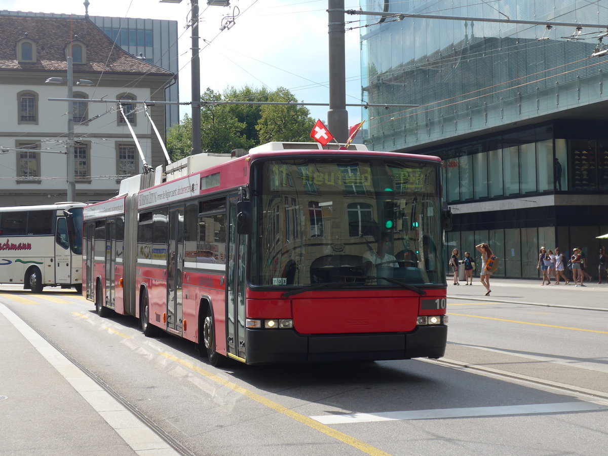 (195'470) - Bernmobil, Bern - Nr. 10 - NAW/Hess Gelenktrolleybus am 1. August 2018 beim Bahnhof Bern