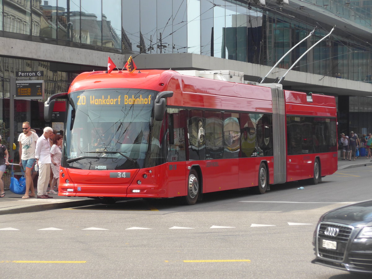 (195'472) - Bernmobil, Bern - Nr. 34 - Hess/Hess Gelenktrolleybus am 1. August 2018 beim Bahnhof Bern