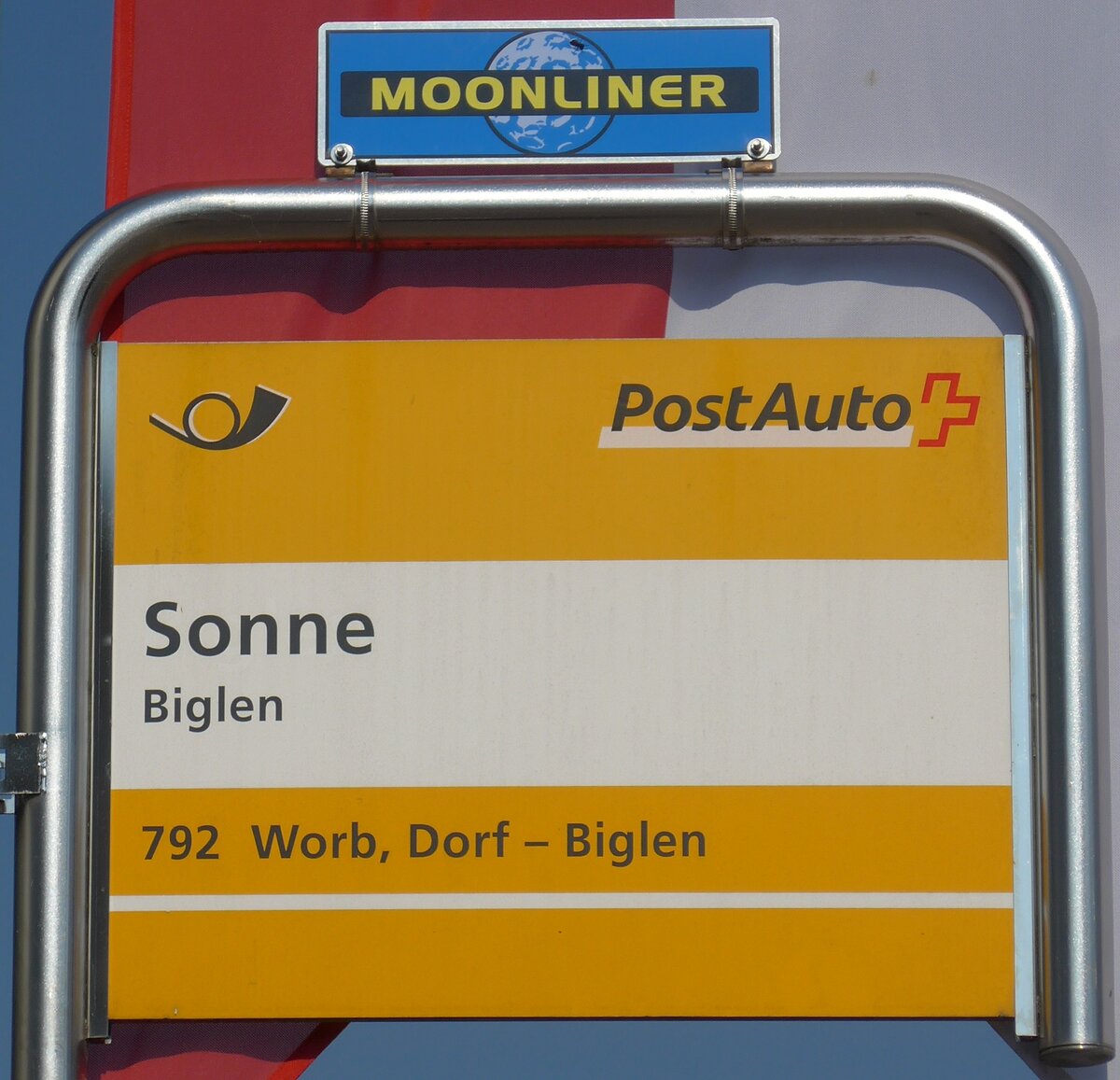 (195'542) - PostAuto-Haltestellenschild - Biglen, Sonne - am 5. August 2018