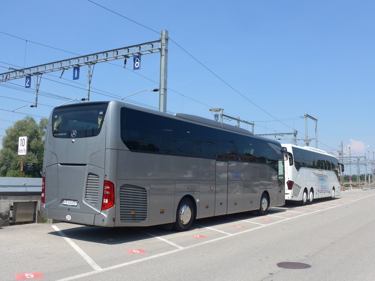 (195'571) - Intertours, Domdidier - FR 300'655 - Mercedes am 5. August 2018 beim Bahnhof Palzieux