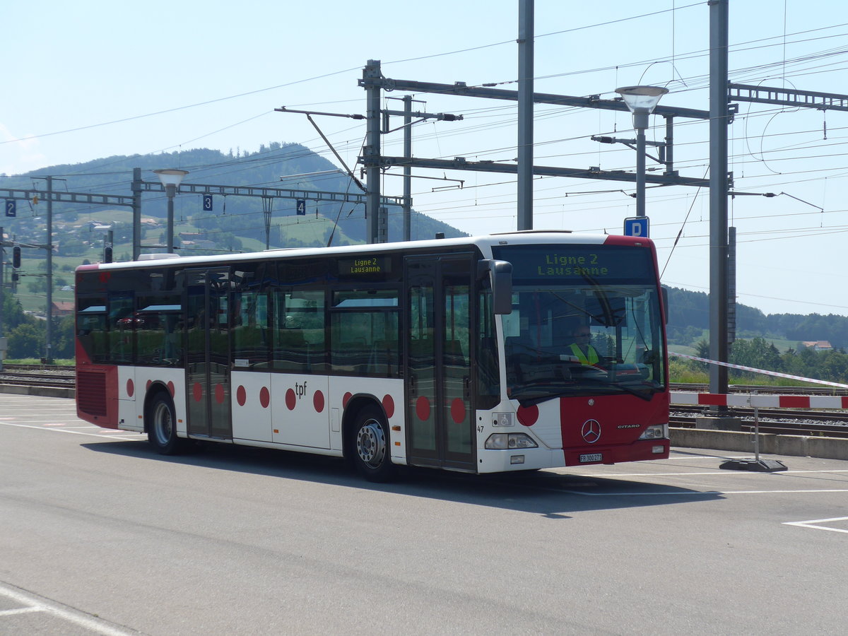(195'585) - TPF Fribourg - Nr. 47/FR 300'271 - Mercedes am 5. August 2018 beim Bahnhof Palzieux