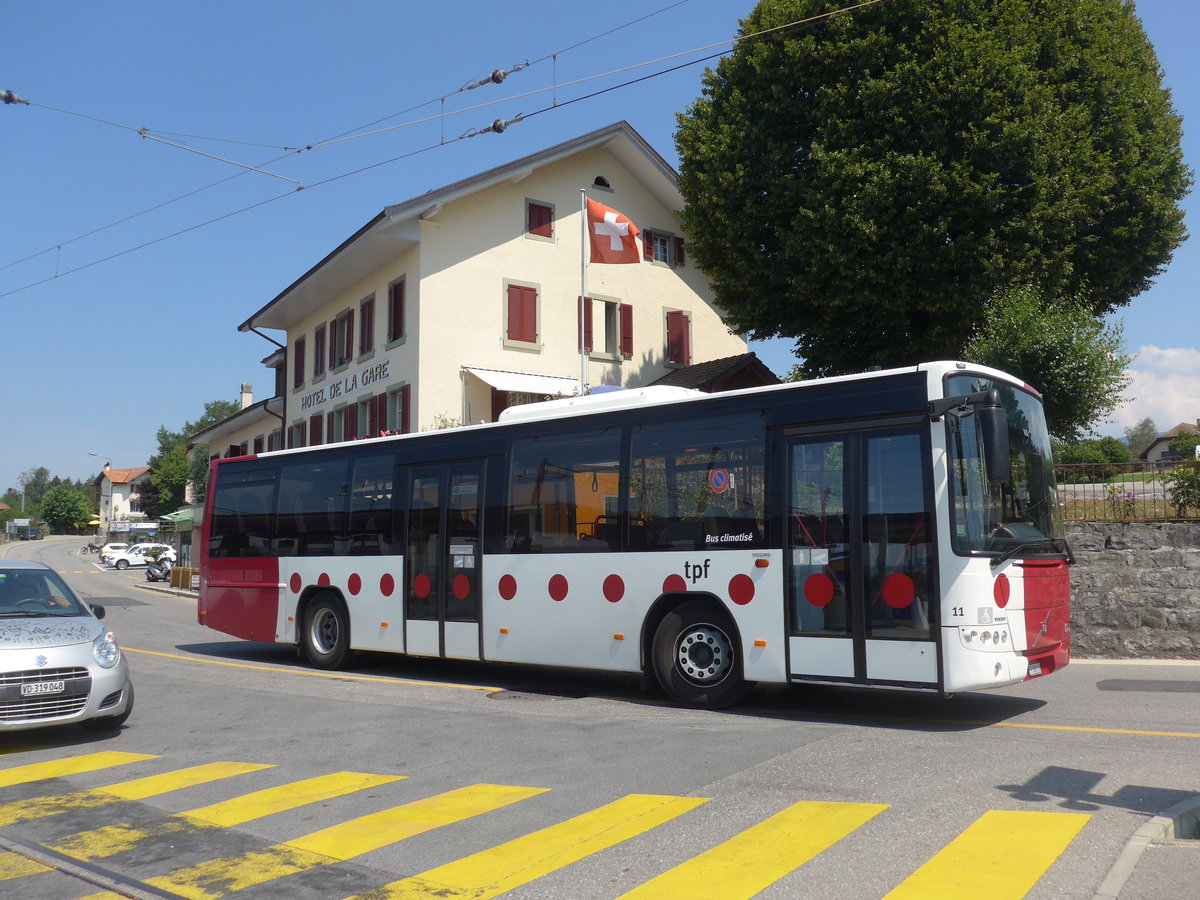 (195'588) - TPF Fribourg - Nr. 11/FR 300'216 - Volvo am 5. August 2018 beim Bahnhof Palzieux