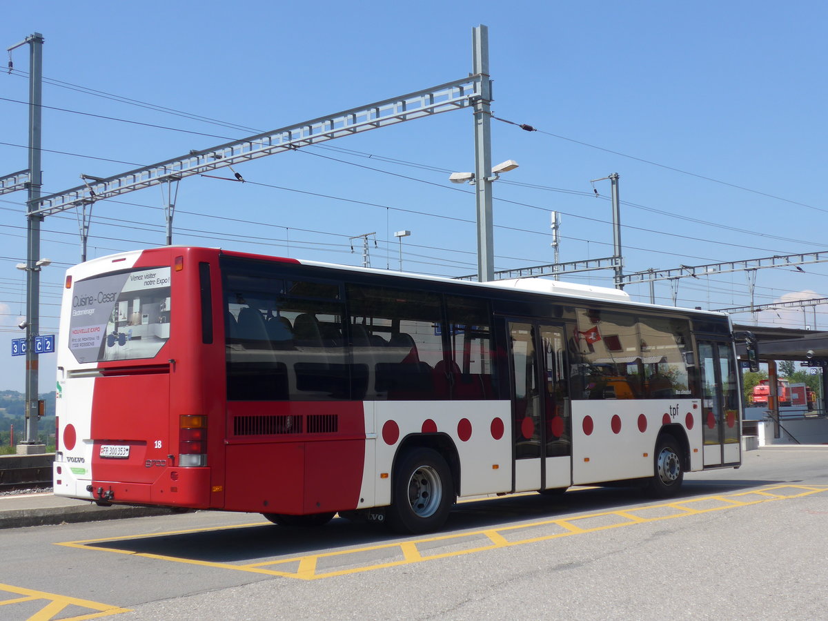 (195'590) - TPF Fribourg - Nr. 18/FR 300'353 - Volvo am 5. August 2018 beim Bahnhof Palzieux