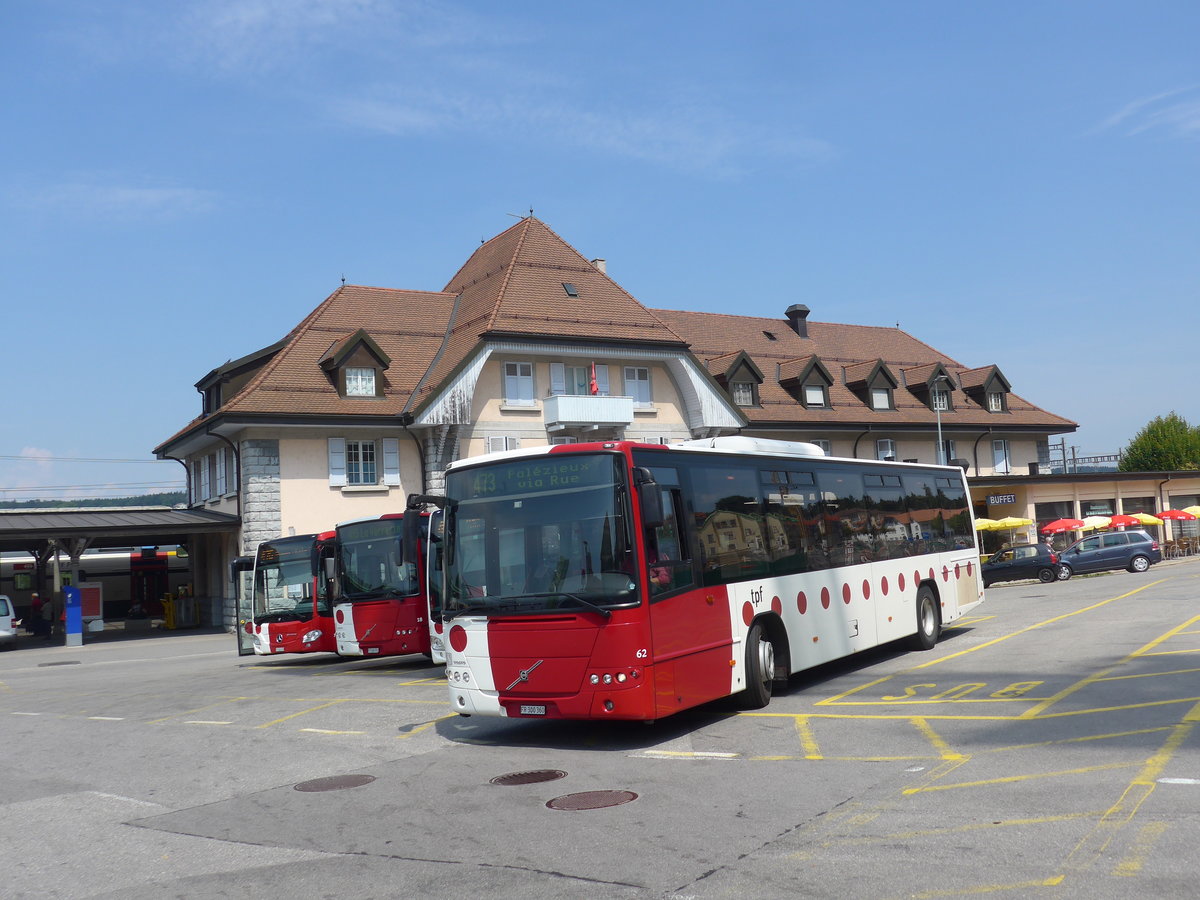 (195'683) - TPF Fribourg - Nr. 62/FR 300'360 - Volvo am 6. August 2018 beim Bahnhof Romont