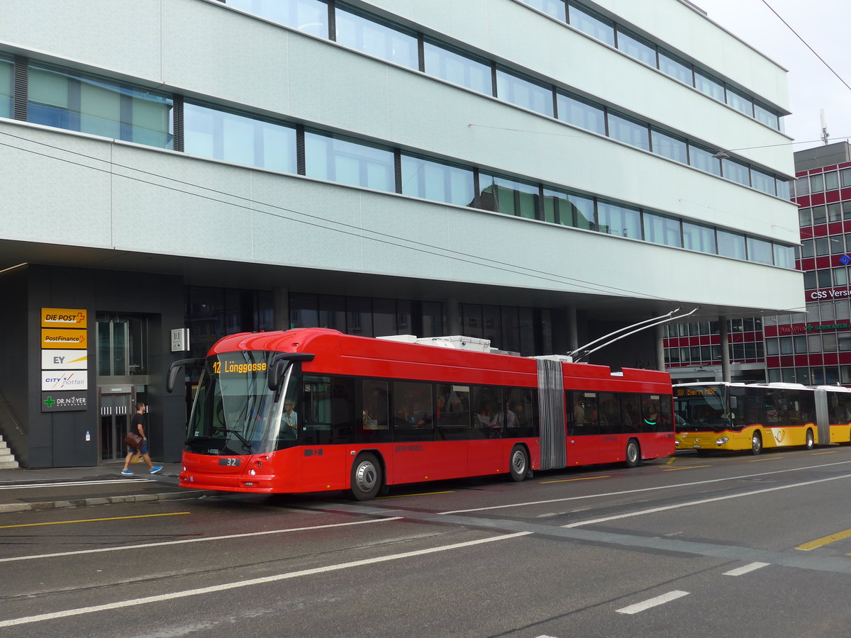 (195'857) - Bernmobil, Bern - Nr. 32 - Hess/Hess Gelenktrolleybus am 17. August 2018 in Bern, Schanzenstrasse