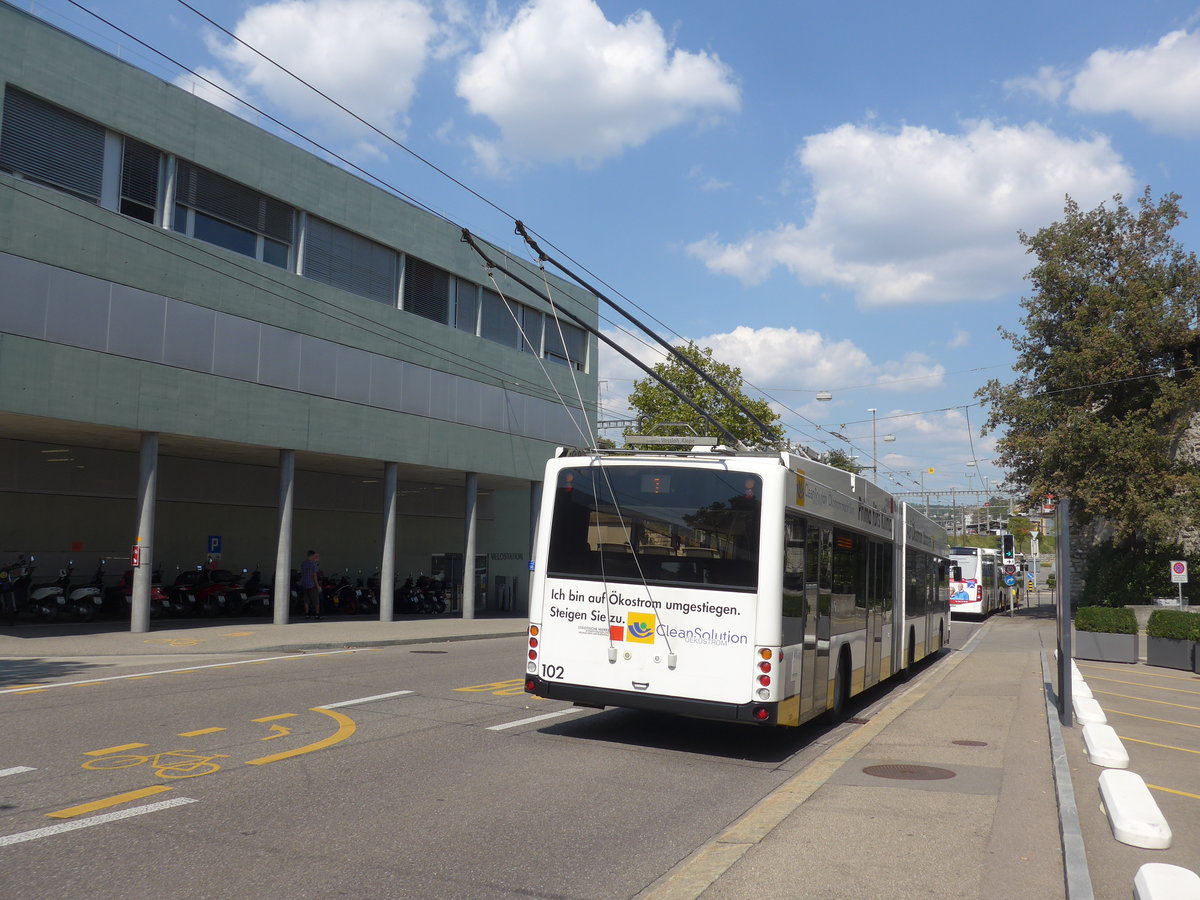 (196'145) - VBSH Schaffhausen - Nr. 102 - Hess/Hess Gelenktrolleybus am 20. August 2018 beim Bahnhof Schaffhausen