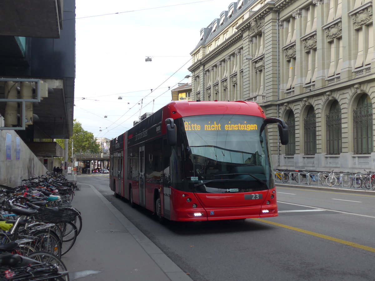 (196'359) - Bernmobil, Bern - Nr. 23 - Hess/Hess Gelenktrolleybus am 1. September 2018 beim Bahnhof Bern
