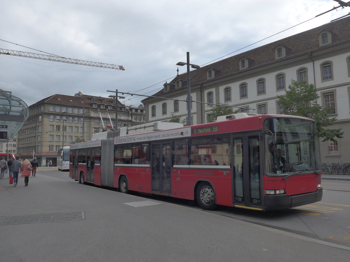 (196'362) - Bernmobil, Bern - Nr. 10 - NAW/Hess Gelenktrolleybus am 1. September 2018 beim Bahnhof Bern