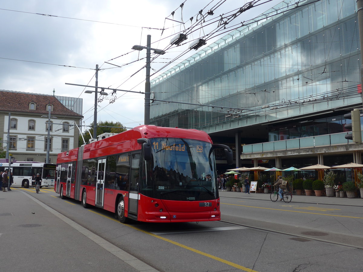 (196'578) - Bernmobil, Bern - Nr. 32 - Hess/Hess Gelenktrolleybus am 3. September 2018 beim Bahnhof Bern