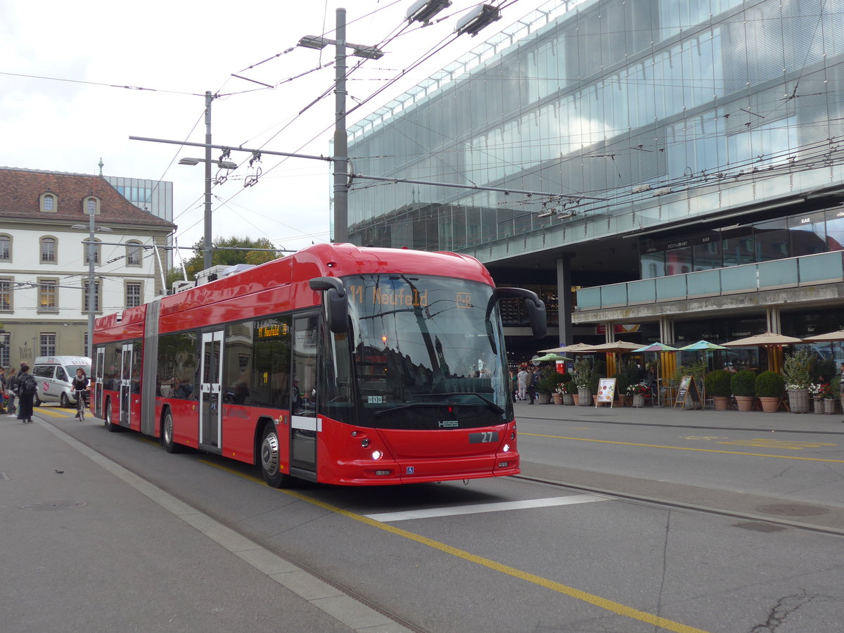 (196'585) - Bernmobil, Bern - Nr. 25 - Hess/Hess Gelenktrolleybus am 3. September 2018 beim Bahnhof Bern