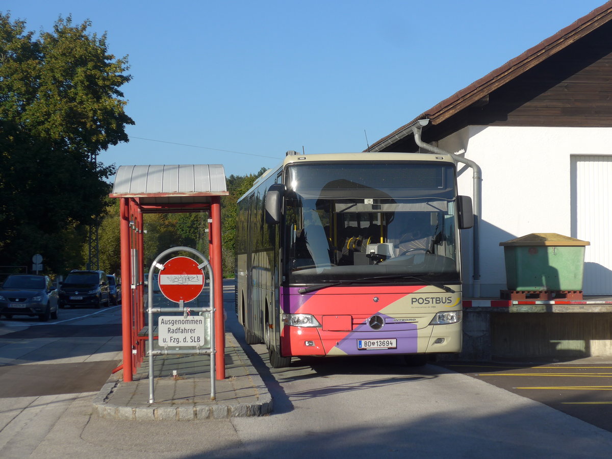 (196'986) - PostBus - BD 13'694 - Mercedes am 12. September 2018 beim Bahnhof Oberndorf