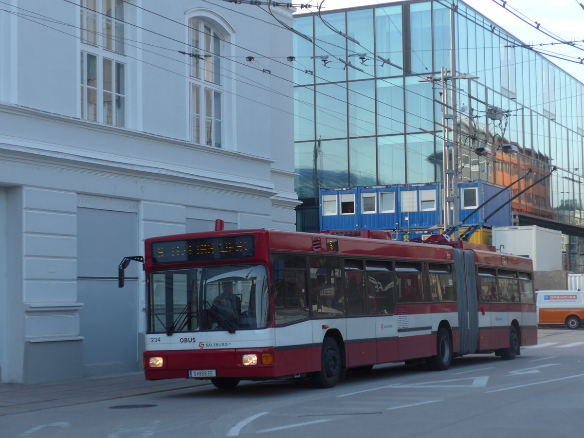 (197'013) - OBUS Salzburg - Nr. 234/S 868 EE - Grf&Stift Gelenktrolleybus (ex Nr. 9574) am 13. September 2018 beim Bahnhof Salzburg