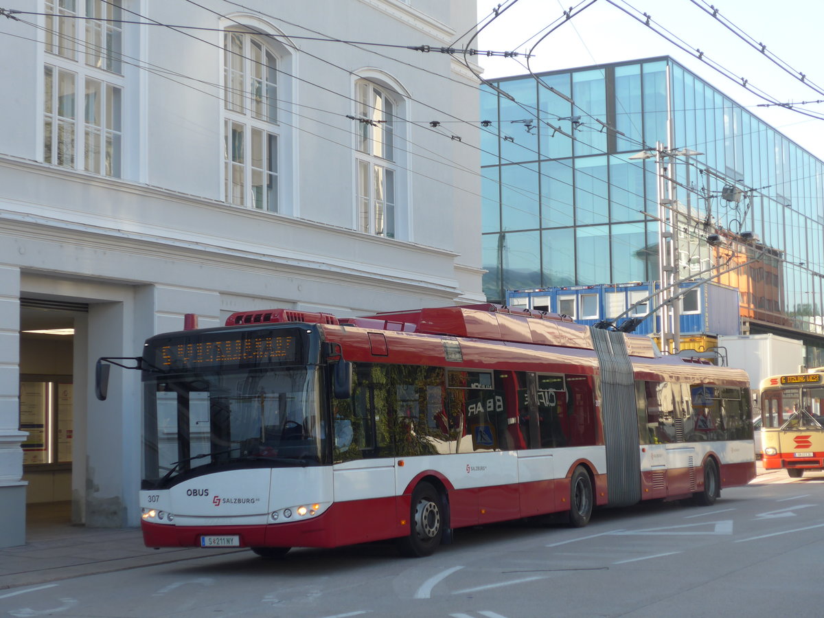 (197'052) - OBUS Salzburg - Nr. 307/S 211 NY - Solaris Gelenktrolleybus am 13. September 2018 beim Bahnhof Salzburg