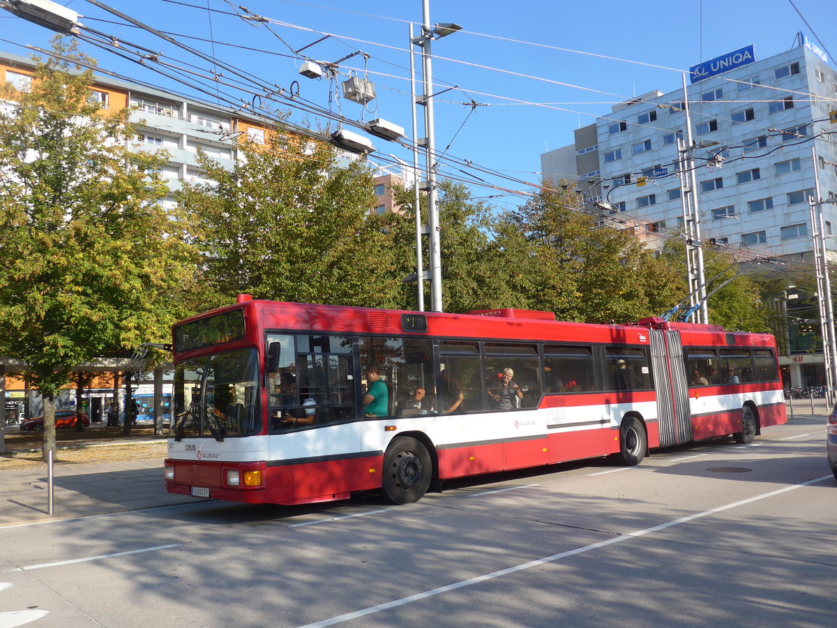 (197'072) - OBUS Salzburg - Nr. 247/S 390 EY - Grf&Stift Gelenktrolleybus (ex Nr. 9767) am 13. September 2018 beim Bahnhof Salzburg