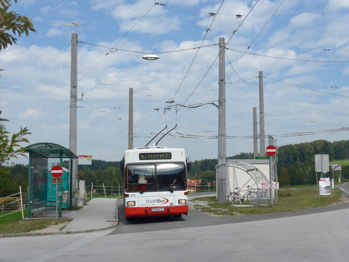 (197'163) - StadtBus, Salzburg (POS) - Nr. 220/S 866 LD - Grf&Stift Gelenktrolleybus (ex MVG Karpfenberg Nr. 25) am 13. September 2018 in Mayrwies, Daxluegstrasse