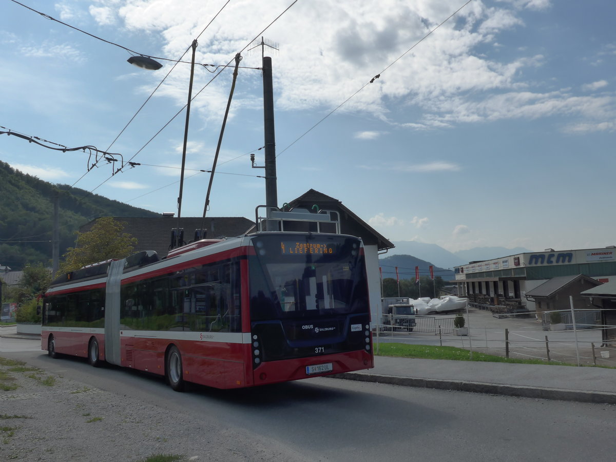 (197'200) - OBUS Salzburg - Nr. 371/S 162 UL - Solaris Gelenktrolleybus am 13. September 2018 in Mayrwies, Daxluegstrasse