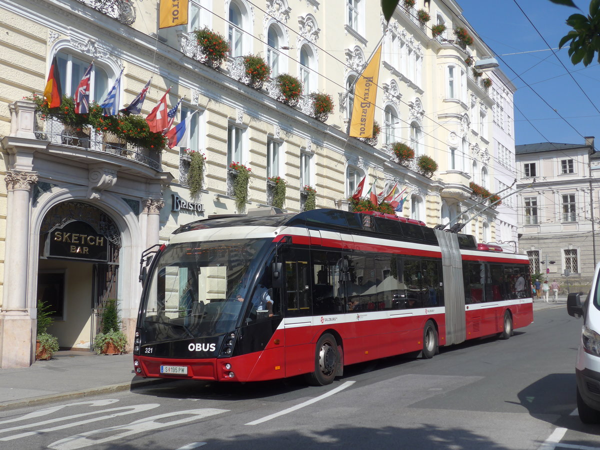 (197'235) - OBUS Salzburg - Nr. 321/S 195 PW - Solaris Gelenktrolleybus am 13. September 2018 in Salzburg, Makartplatz