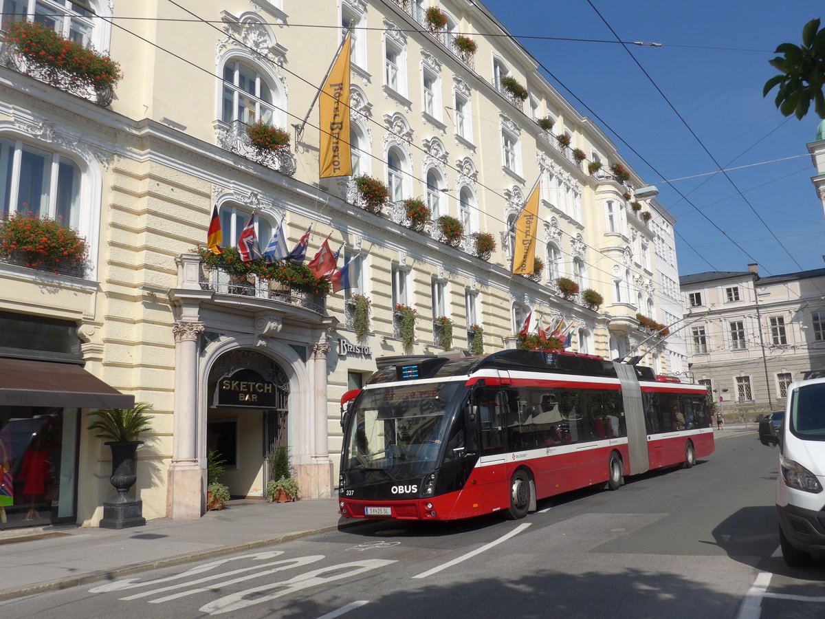 (197'244) - OBUS Salzburg - Nr. 337/S 425 SL - Solaris Gelenktrolleybus am 13. September 2018 in Salzburg, Makartplatz