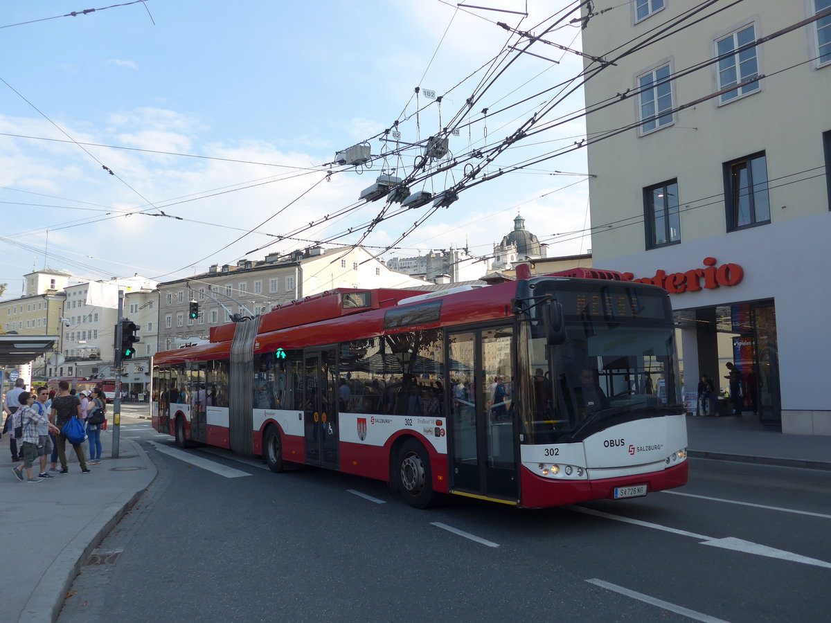 (197'320) - OBUS Salzburg - Nr. 302/S 726 NG - Solaris Gelenktrolleybus am 13. September 2018 in Salzburg, Hanuschplatz