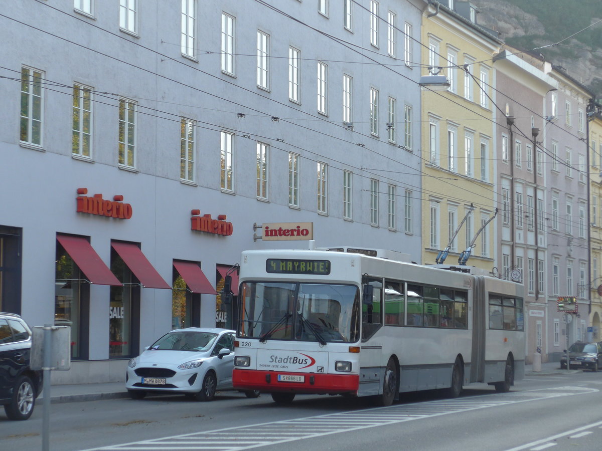 (197'324) - StadtBus, Salzburg (POS) - Nr. 220/S 866 LD - Grf&Stift Gelenktrolleybus (ex MVG Karpfenberg Nr. 25) am 13. September 2018 in Salzburg, Hanuschplatz