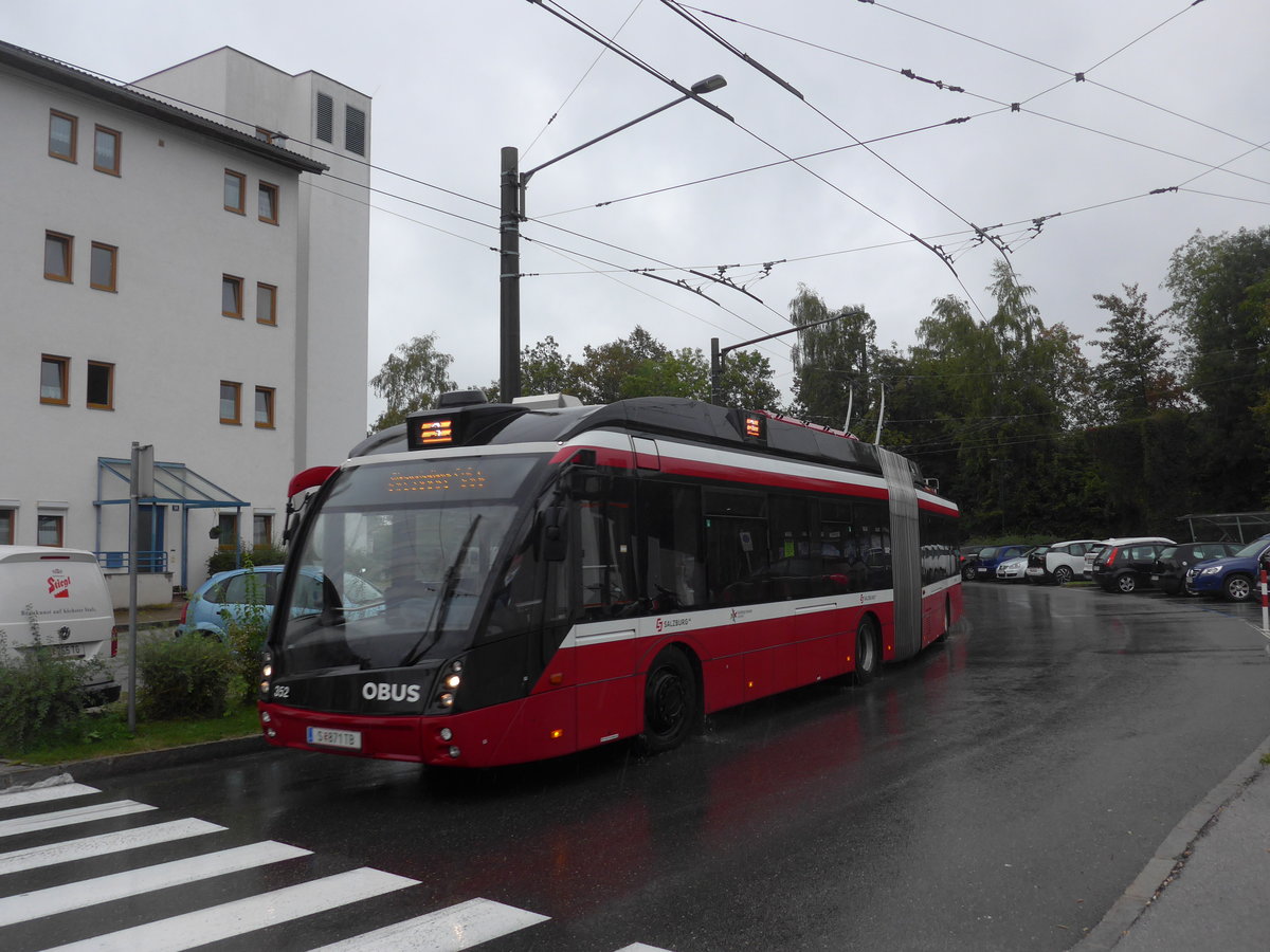 (197'426) - OBUS Salzburg - Nr. 352/S 871 TB - Solaris Gelenktrolleybus am 14. September 2018 beim Bahnhof Salzburg Sd
