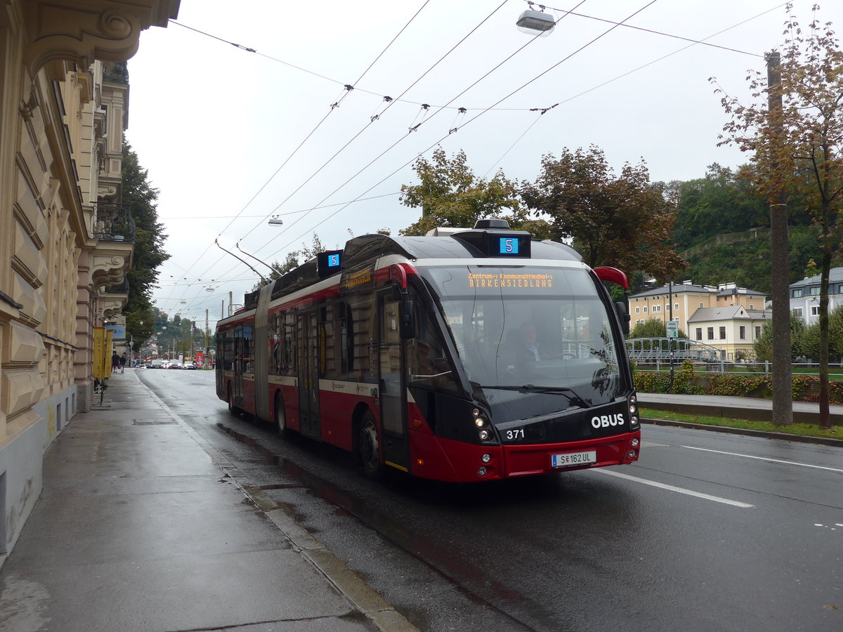(197'500) - OBUS Salzburg - Nr. 371/S 162 UL - Solaris Gelenktrolleybus am 14. September 2018 in Salzburg, Mozartsteg