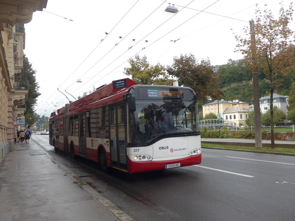 (197'521) - OBUS Salzburg - Nr. 317/S 914 RK - Solaris Gelenktrolleybus (ex TC La Chaux-de-Fonds/CH Nr. 142) am 14. September 2018 in Salzburg, Mozartsteg