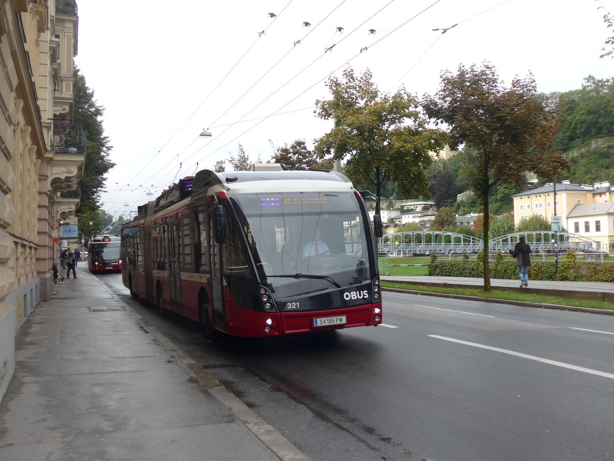 (197'522) - OBUS Salzburg - Nr. 321/S 195 PW - Solaris Gelenktrolleybus am 14. September 2018 in Salzburg, Mozartsteg