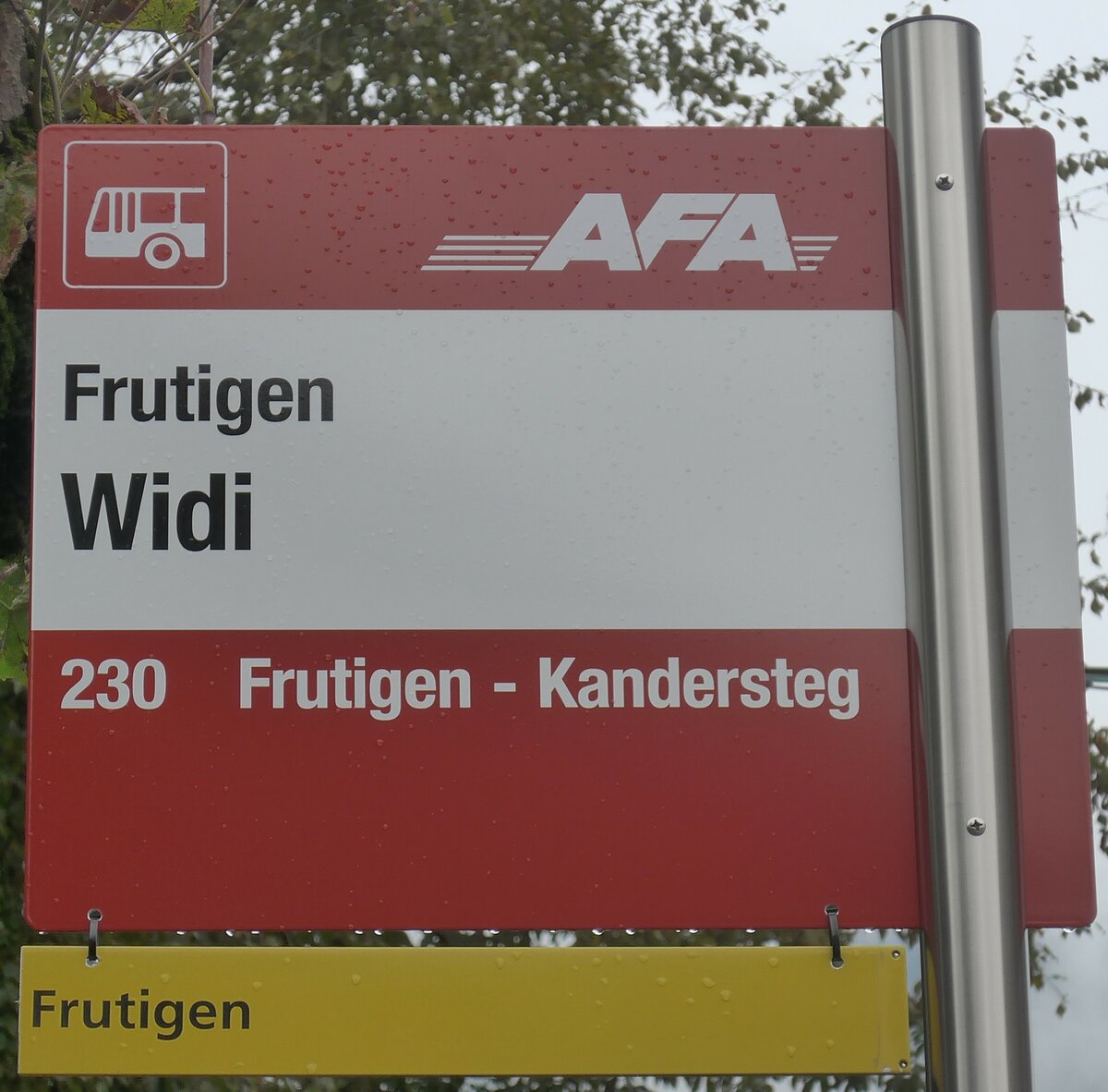 (198'076) - AFA/PostAuto-Haltestellenschild - Frutigen, Widi - am 1. Oktober 2018