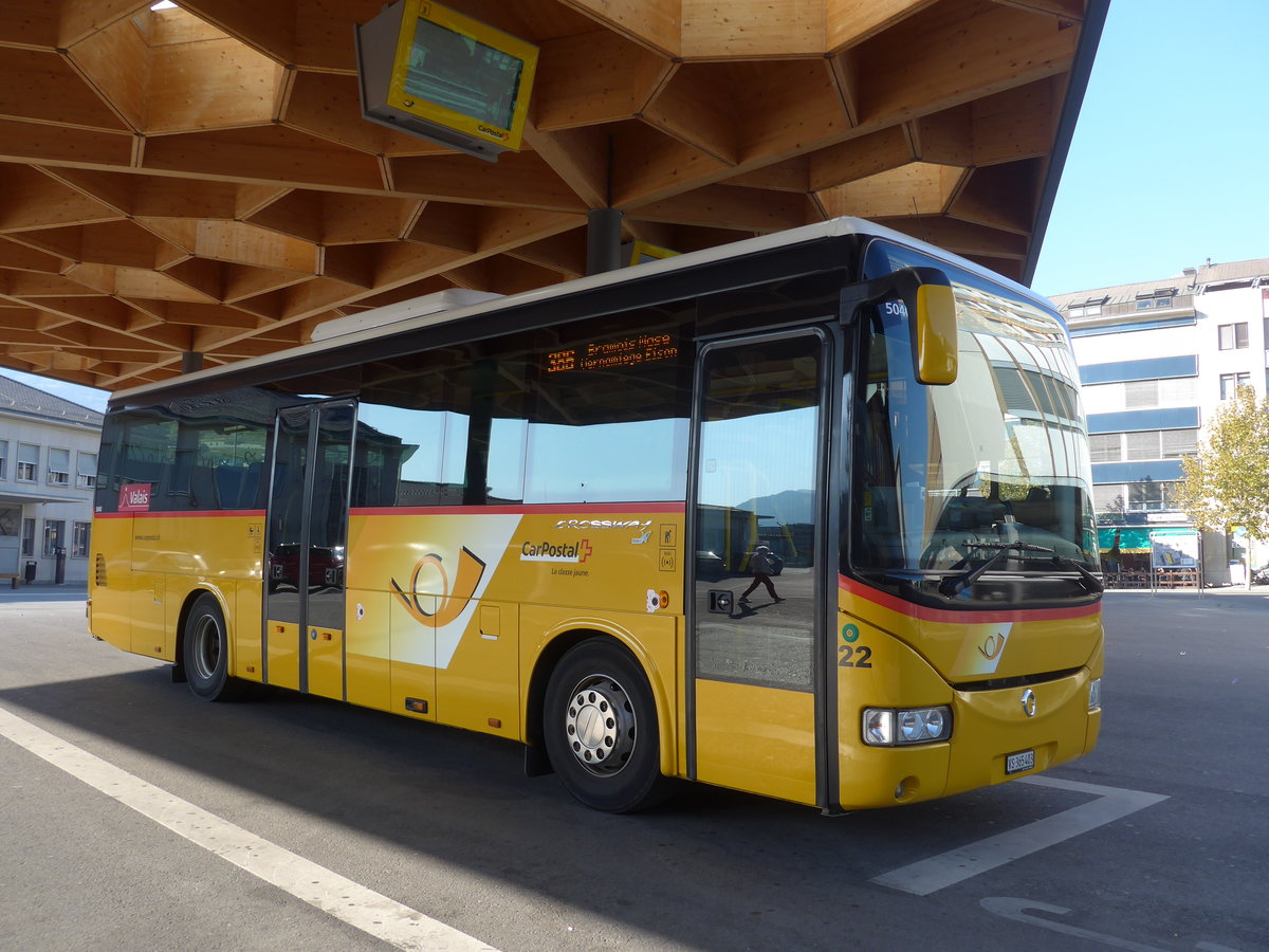 (198'292) - PostAuto Wallis - Nr. 22/VS 365'403 - Irisbus am 14. Oktober 2018 beim Bahnhof Sion