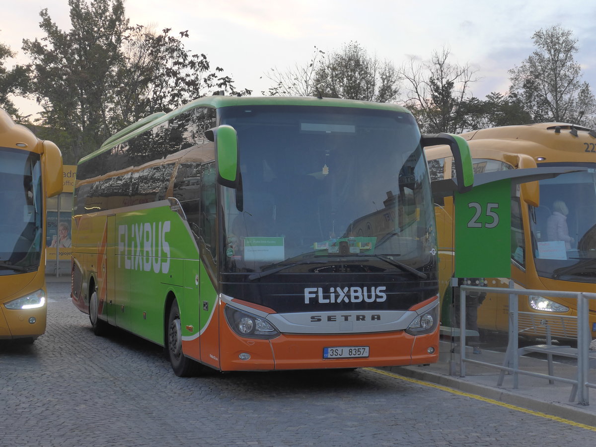 (198'919) - FlixBus CZ - 3SJ 8357 - Setra am 20. Oktober 2018 in Praha, Florenc
