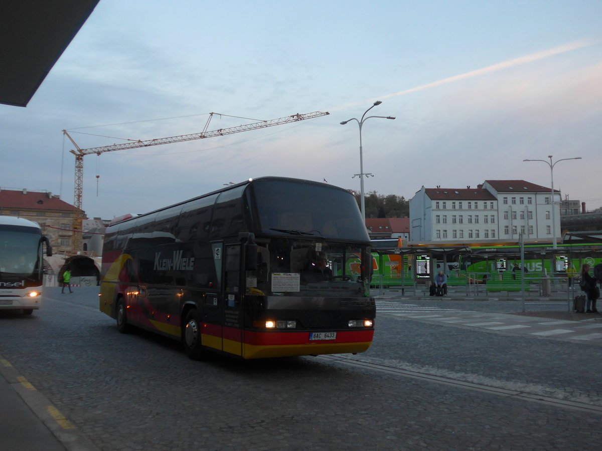 (198'933) - D.M.D., Praha - 6AC 6433 - Neoplan (ex Klein-Wiele, D-Bucholt Nr. 506) am 20. Oktober 2018 in Praha, Florenc
