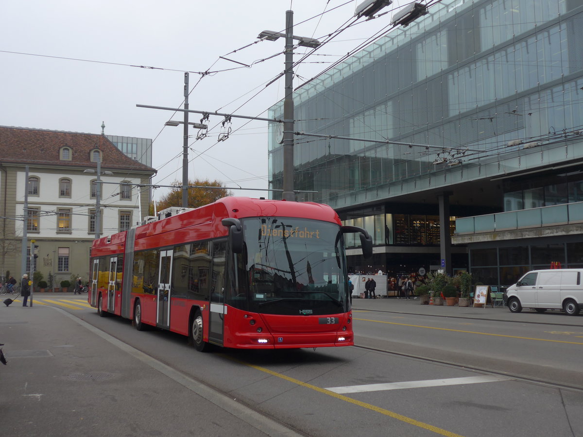 (199'061) - Bernmobil, Bern - Nr. 33 - Hess/Hess Gelenktrolleybus am 29. Oktober 2018 beim Bahnhof Bern