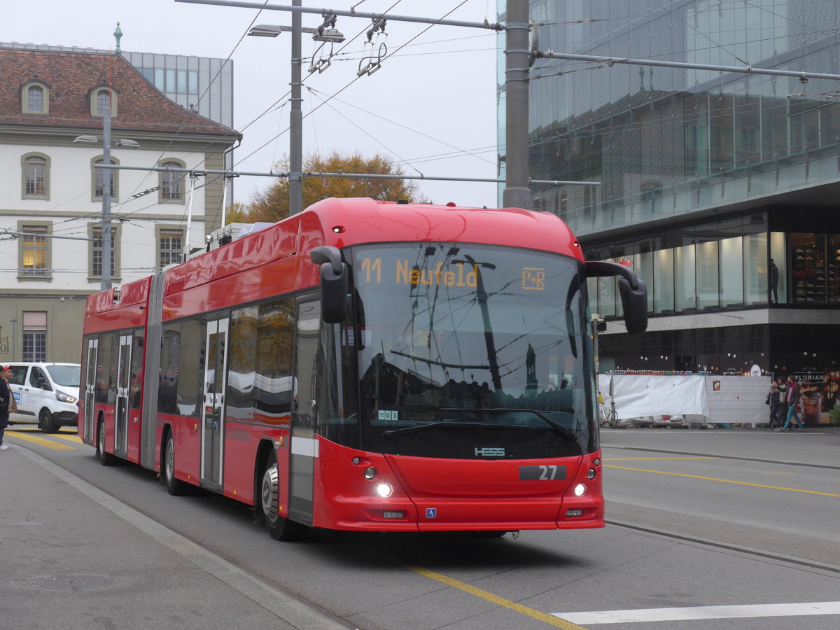 (199'064) - Bernmobil, Bern - Nr. 27 - Hess/Hess Gelenktrolleybus am 29. Oktober 2018 beim Bahnhof Bern