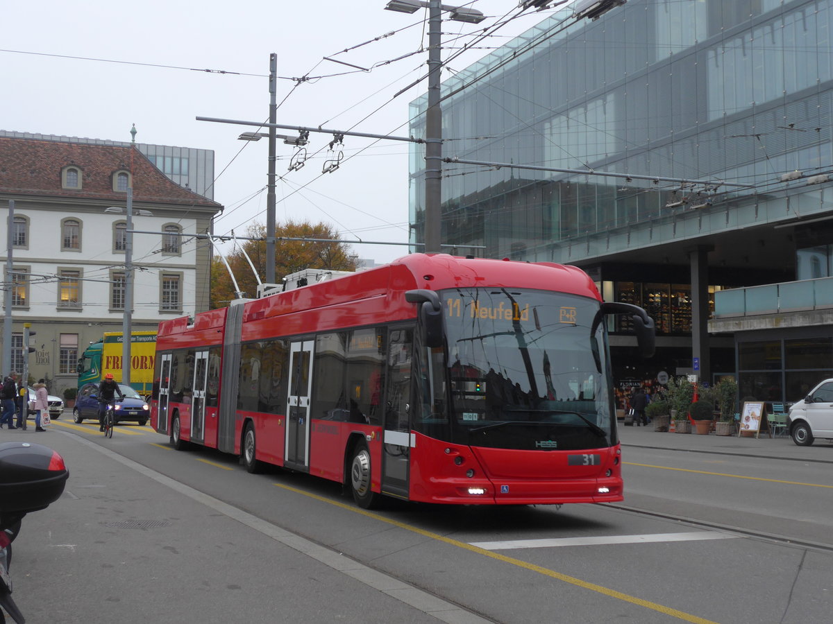 (199'075) - Bernmobil, Bern - Nr. 31 - Hess/Hess Gelenktrolleybus am 29. Oktober 2018 beim Bahnhof Bern
