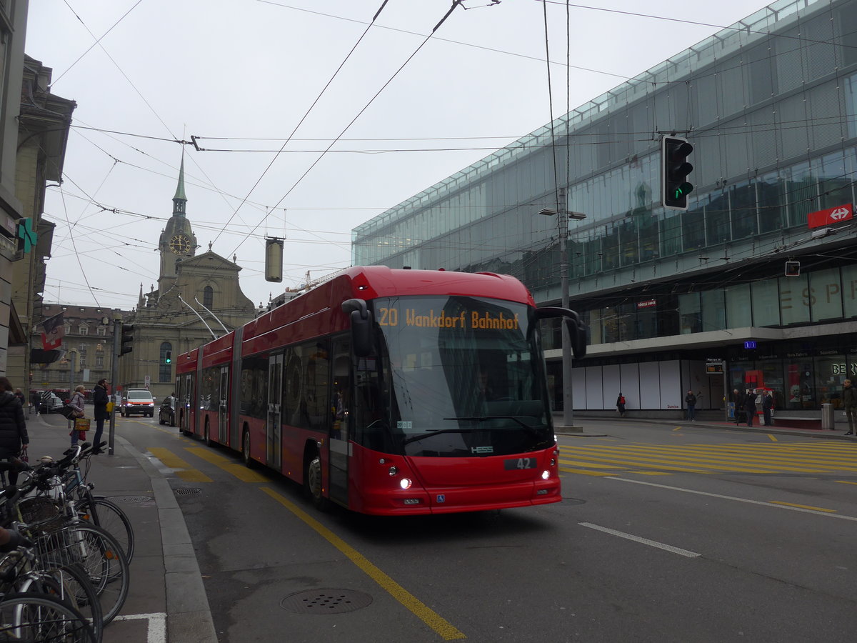 (199'091) - Bernmobil, Bern - Nr. 42 - Hess/Hess Doppelgelenktrolleybus am 29. Oktober 2018 beim Bahnhof Bern