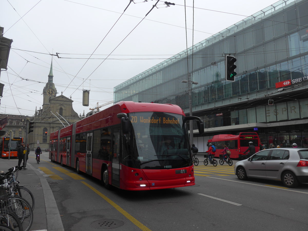 (199'094) - Bernmobil, Bern - Nr. 41 - Hess/Hess Doppelgelenktrolleybus am 29. Oktober 2018 beim Bahnhof Bern