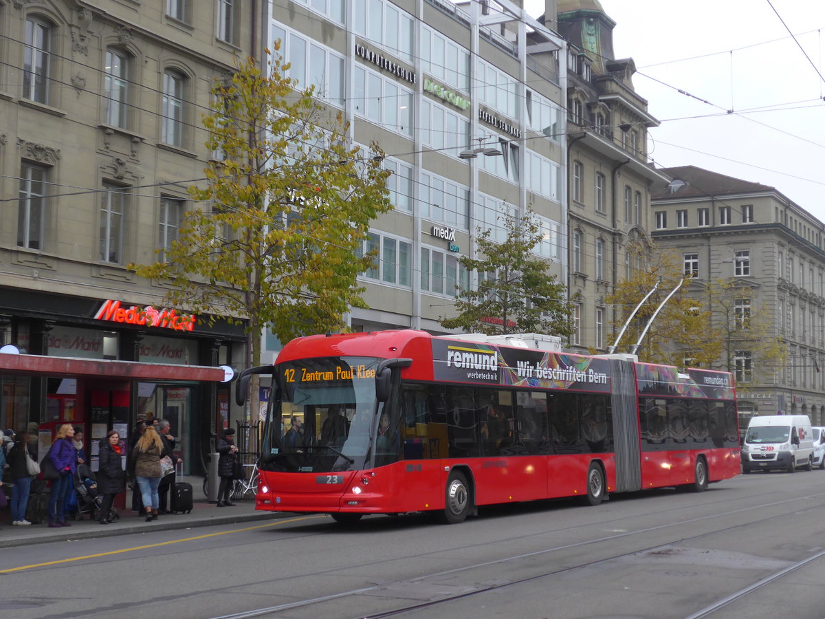 (199'104) - Bernmobil, Bern - Nr. 23 - Hess/Hess Gelenktrolleybus am 29. Oktober 2018 beim Bahnhof Bern