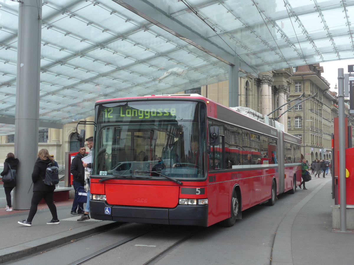 (199'109) - Bernmobil, Bern - Nr. 5 - NAW/Hess Gelenktrolleybus am 29. Oktober 2018 beim Bahnhof Bern
