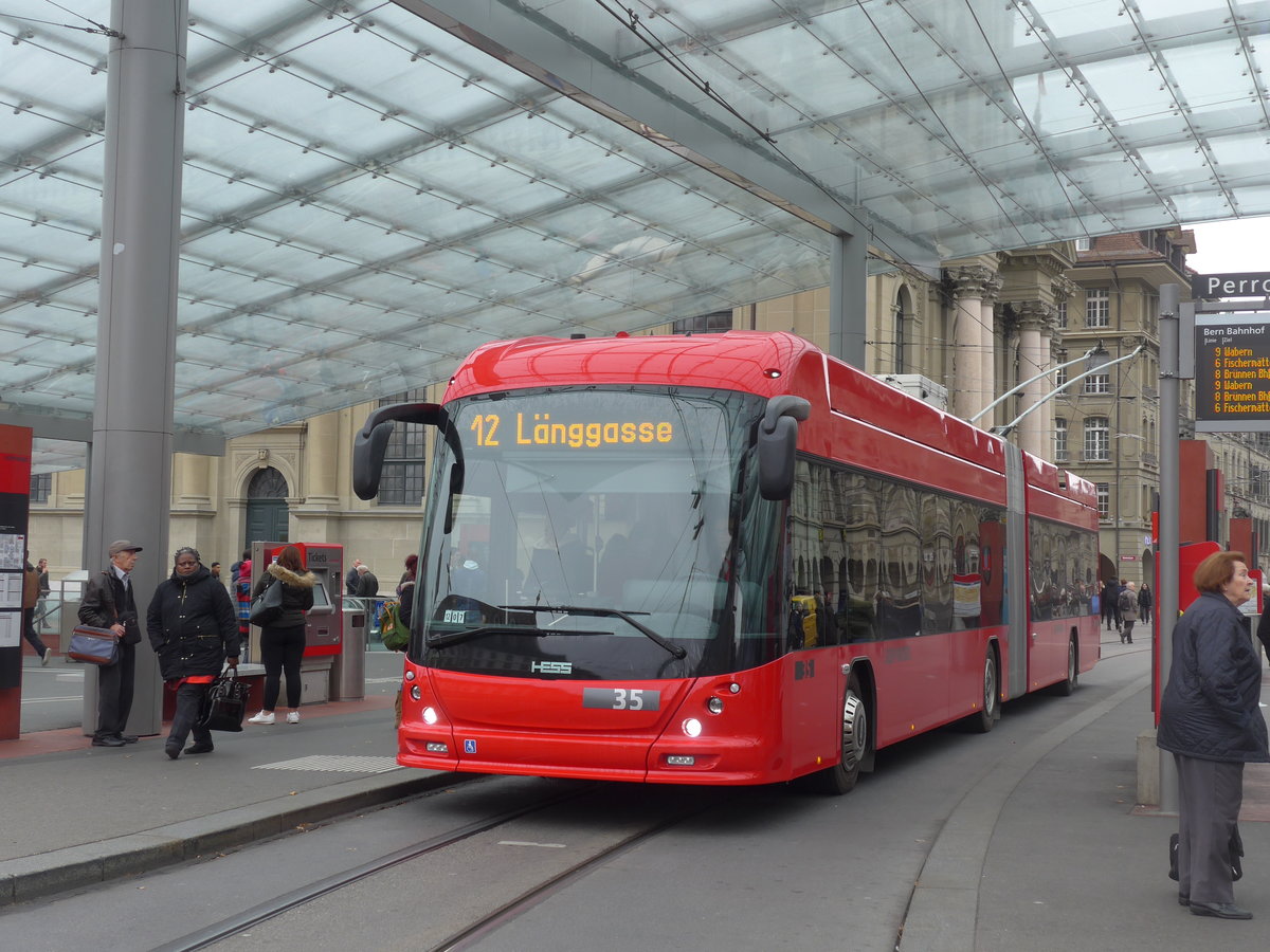 (199'114) - Bernmobil, Bern - Nr. 35 - Hess/Hess Gelenktrolleybus am 29. Oktober 2018 beim Bahnhof Bern