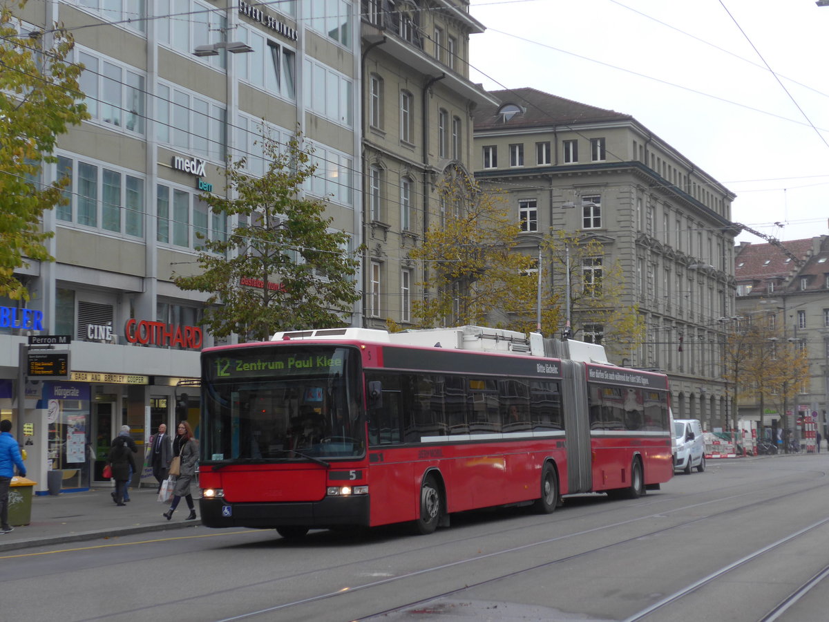 (199'120) - Bernmobil, Bern - Nr. 5 - NAW/Hess Gelenktrolleybus am 29. Oktober 2018 beim Bahnhof Bern