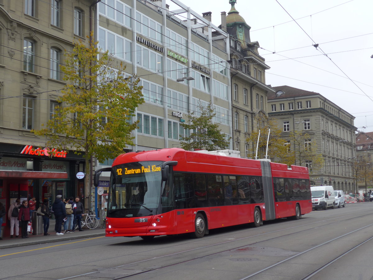 (199'130) - Bernmobil, Bern - Nr. 35 - Hess/Hess Gelenktrolleybus am 29. Oktober 2018 beim Bahnhof Bern