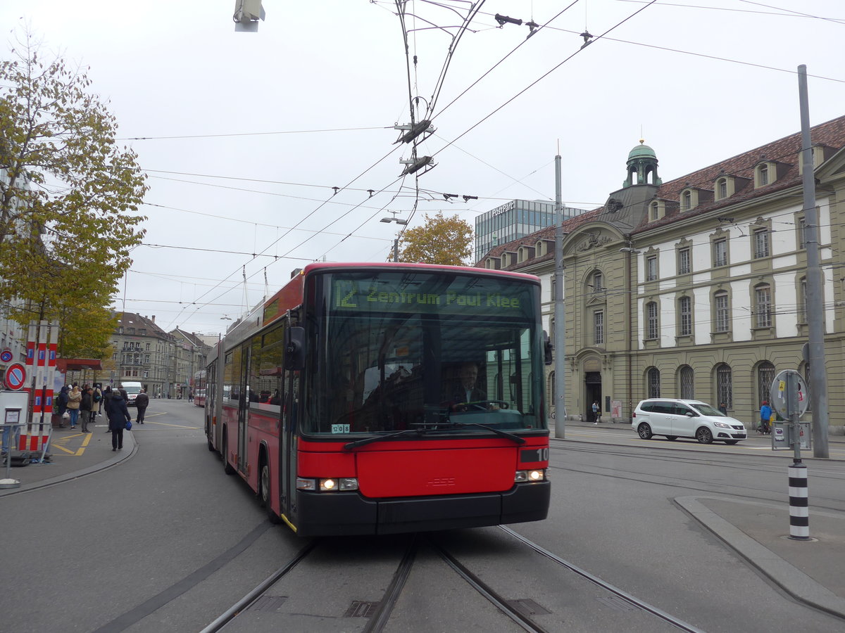 (199'135) - Bernmobil, Bern - Nr. 10 - NAW/Hess Gelenktrolleybus am 29. Oktober 2018 beim Bahnhof Bern