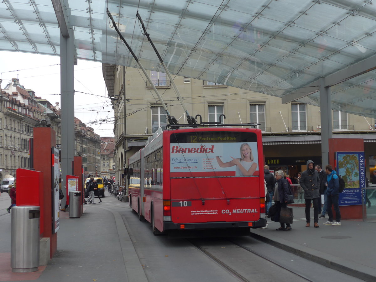 (199'136) - Bernmobil, Bern - Nr. 10 - NAW/Hess Gelenktrolleybus am 29. Oktober 2018 beim Bahnhof Bern