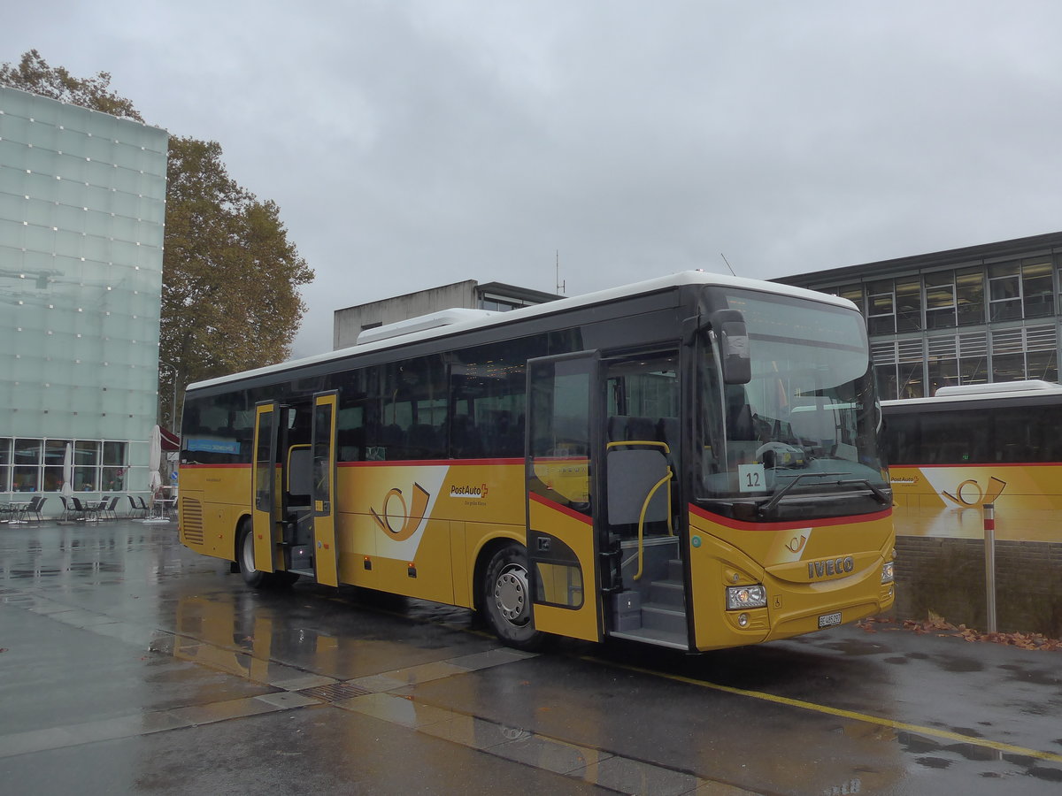 (199'142) - PostAuto Bern - BE 485'297 - Iveco am 29. Oktober 2018 beim Bahnhof Interlaken Ost